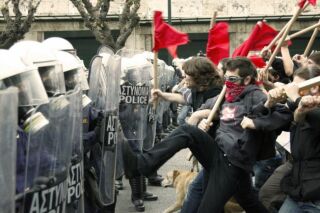 Student-Protest-Athens-leads-violent-clashes-riot-Police_525004.jpg