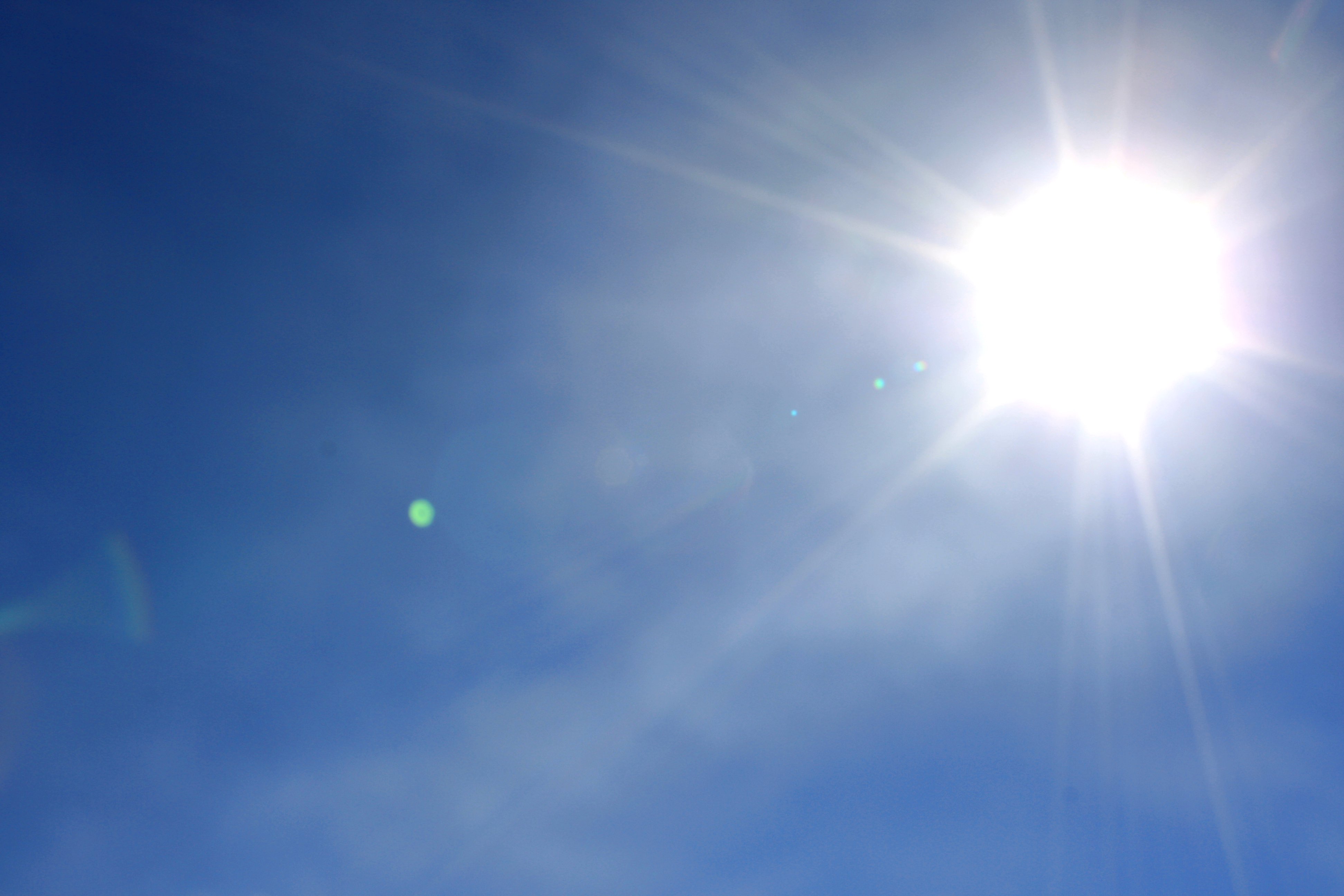 Blauer Himmel und eine gleißende Sonne.