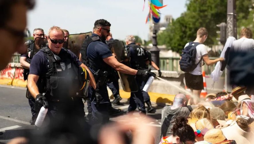 French police using gases against pacific protesters