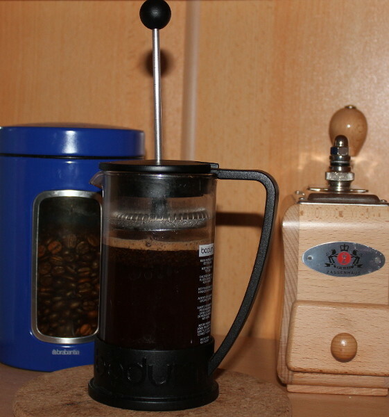 Kaffeedose mit Sichtfenster, Preßkanne mit Kaffee, Zassenhaus-Handmühle 