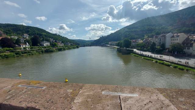 Heidelberg, Blick von der Alten Brücke Neckaraufwärts