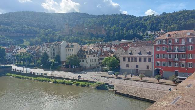 Heidelberg, Blick von der Alten Brücke zur Altstadt und Schloss