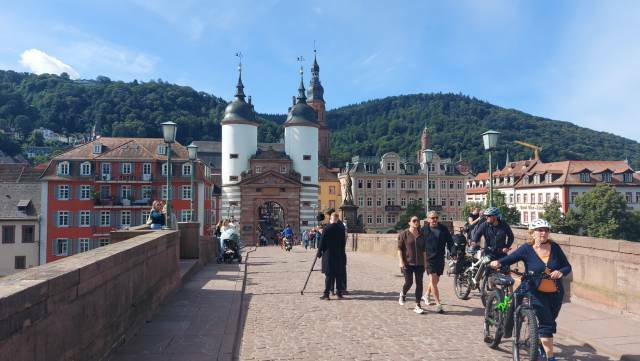 Heidelberg, Blick von der Alten Brücke zum alten Stadttor