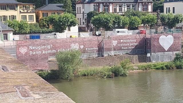 Heidelberg, von der alten Brücke sichtbare Marketing Botschaft von Heidelberg Marketing