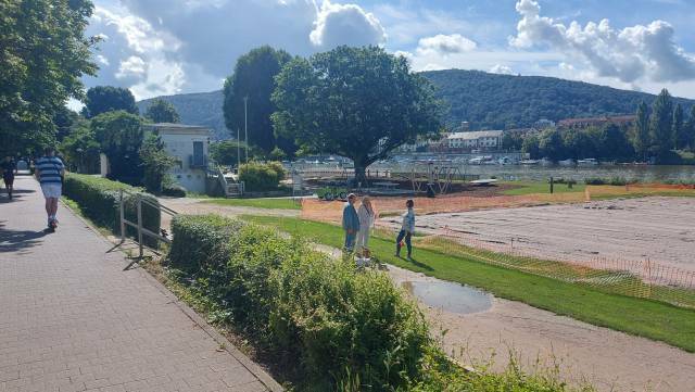 Heidelberg, noch von den Hochwasserfolgen betroffene Teile der Neckarwiese.