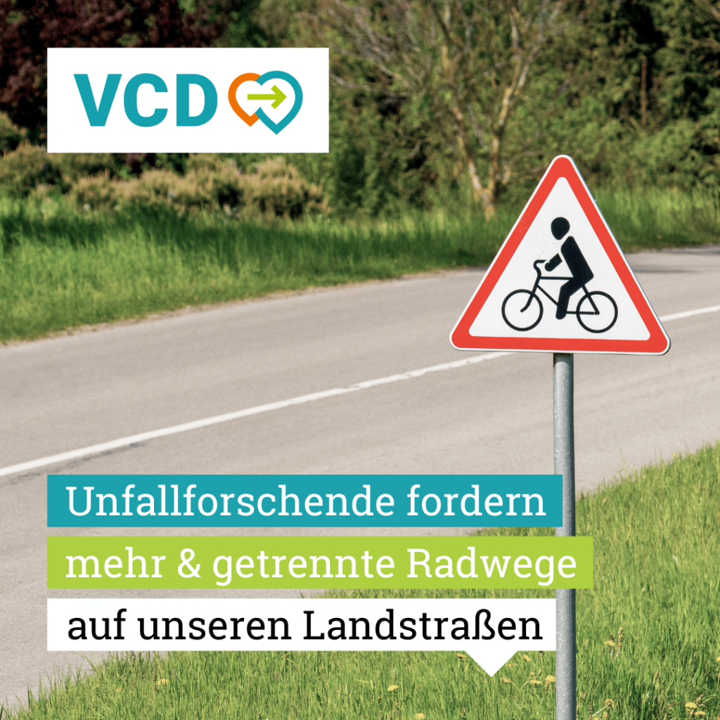 Man sieht eine Landstraße mit dem Schild Achtung Radfahrer.
Text im Bild: Unfallforschende fordern mehr & getrennte Radwege auf unseren Landstraßen