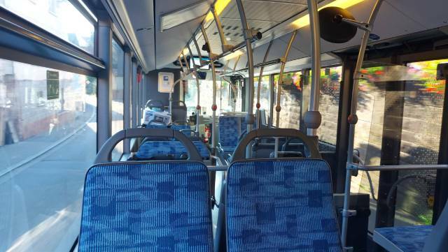 Fast leerer Bus von Innen