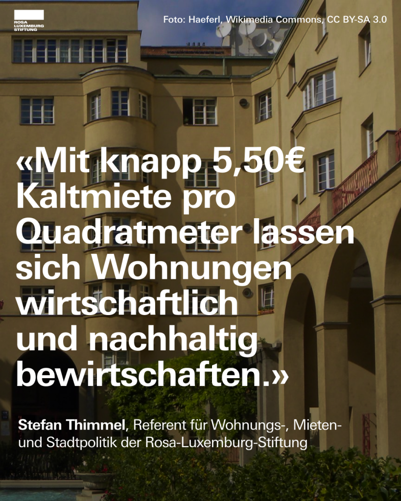 Ein Foto des Reumann-Hofs in Wien, dazu das Zitat: "Mit knapp 5,50€ Kaltmiete pro Quadratmeter lassen sich Wohnungen wirtschaftlich und nachhaltig bewirtschaften. - Mit knapp 5,50€ Kaltmiete pro Quadratmeter lassen sich Wohnungen wirtschaftlich und nachhaltig bewirtschaften. - Stefan Thimmel, Referent für Wohnungs-, Mieten- und Stadtpolitik der Rosa-Luxemburg-Stiftung"