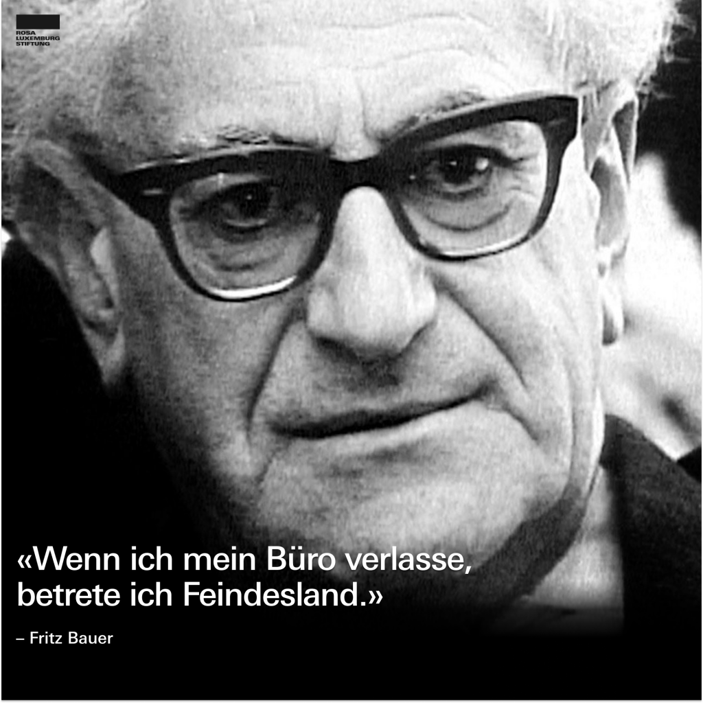 Ein Schwarzweißfoto von Fritz Bauer mit dem Zitat: "Wenn ich mein Büro verlasse, betrete ich Feindesland."