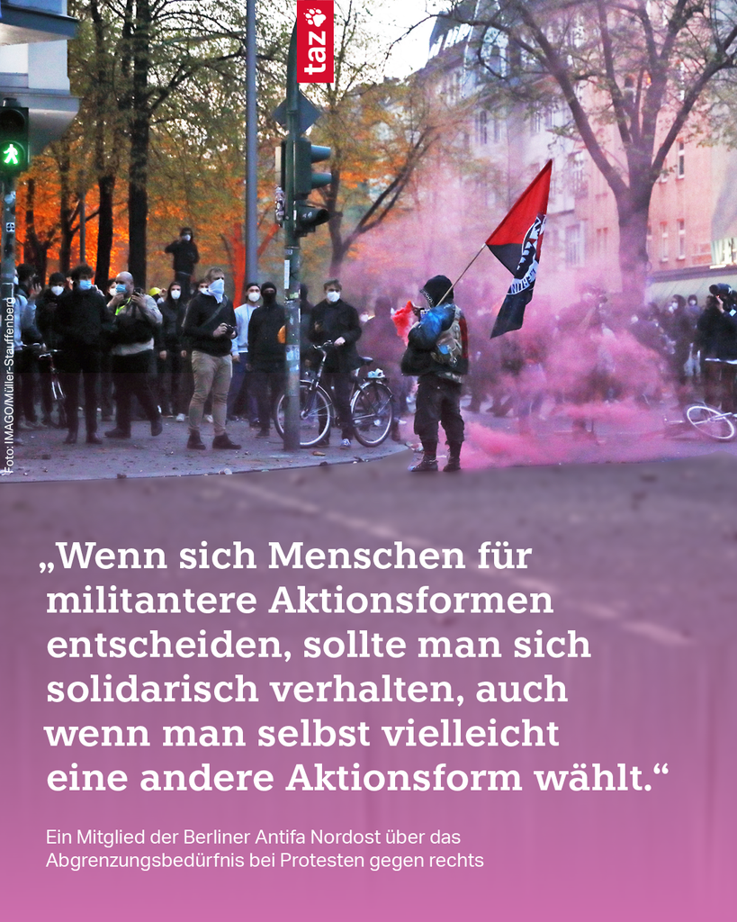  Ein Mensch mit schwarzem Hoodie steht bei einer Demonstration auf der Straße. Er trägt eine schwarz-rote Fahne, neben ihm räuchert ein rosa Rauchtopf. Passant:innen mit Schutzmaske stehen um ihn herum. Auf dem Bild der Text: „Wenn sich Menschen für militantere Aktionsformen entscheiden, sollte man sich solidarisch verhalten, auch wenn man selbst vielleicht eine andere Aktionsform wählt.“ Das sagt Marco T., ein Mitglied der Berliner Antifa Nordost über das Abgrenzungsbedürfnis bei Protesten gegen rechts.