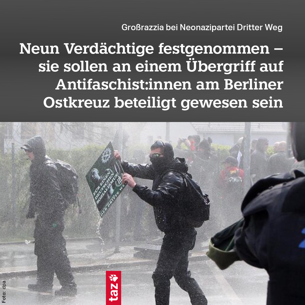 Das Bild zeigt Neonazis des Dritten Wegs auf einer Demonstration 2016 in Plauen. Dazu die Nachricht: Großrazzia bei Neonazipartei Dritter Weg. Neun Verdächtige wurden festgenommen – sie sollen an einem Übergriff auf An­ti­fa­schis­t:in­nen am Berliner Ostkreuz beteiligt gewesen sein