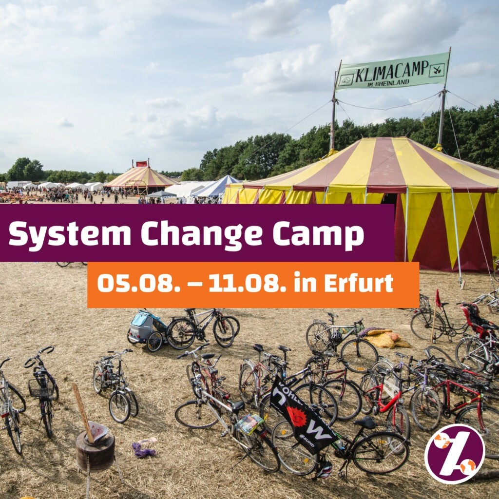 Ein Bild auf dem mehrere Zelte zu sehen sind. Zwischen dem Zeltstangen des Zirkuszeltes im Vordergrund ist ein Banner gespannt auf dem Klimacamp steht. Auf den Bildern steht der Text: "System Change Camp 05.08. - 11.08. in Erfurt"