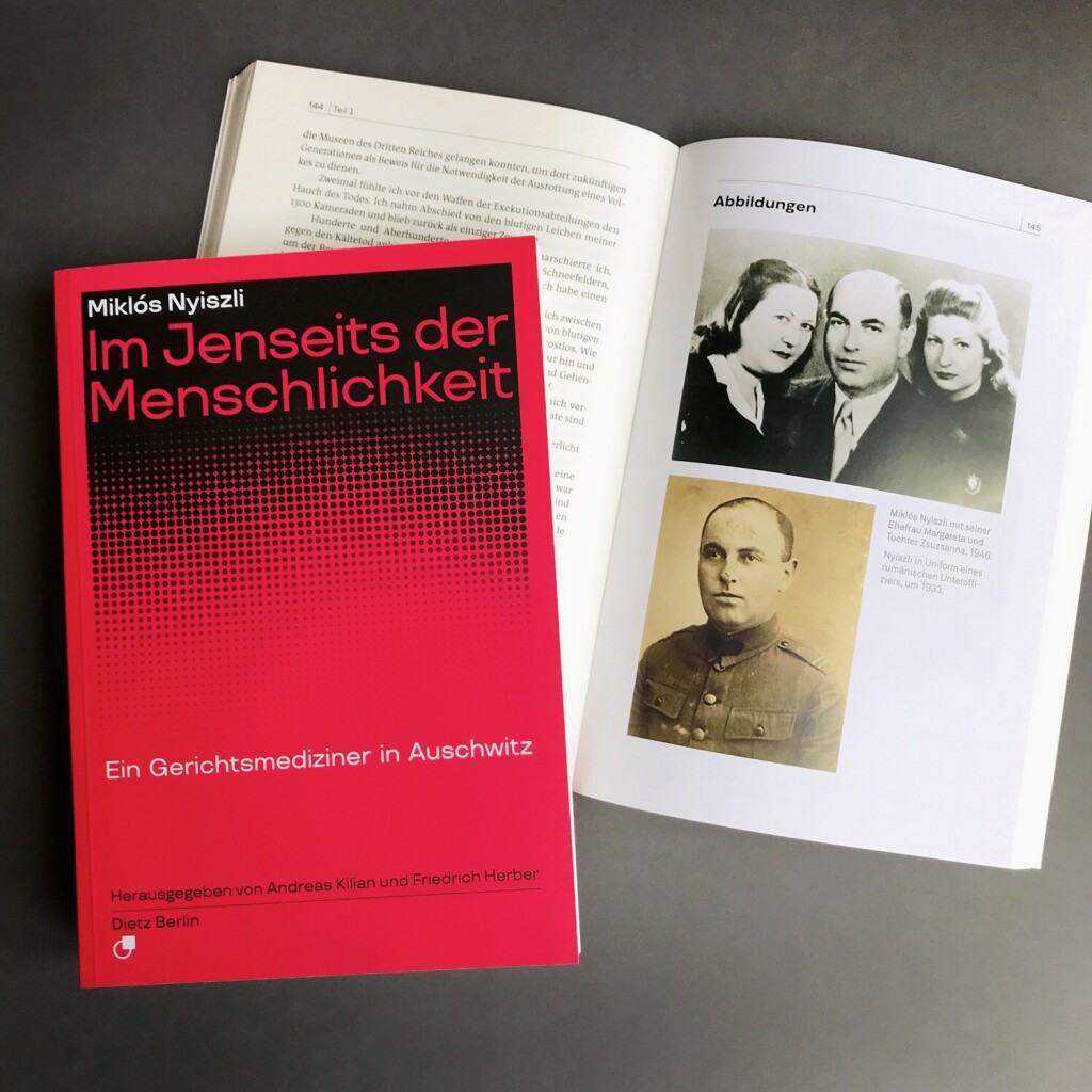 Cover von »Miklós Nyiszli: Im Jenseits der Menschlichkeit. Ein Gerichtsmediziner in Auschwitz«, herausgegeben von Andreas Kilian und Friedrich Herber. Aufgeschlagen liegt daneben die Doppelseite, mit der der umfangreiche Abbildungsteil mit zahlreichen Fotos, Dokumenten und Plänen im Buch beginnt.