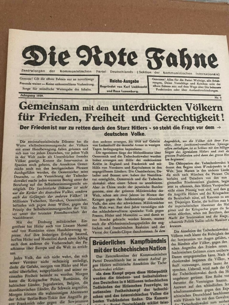 Titelseite der Roten Fahne Nr. 2 1939. Text: Die Rote Fahne Zentralorgan der Kommunistischen Partei Deutschland. Sektion der Kommunistischen Internationale  Reichs-Ausgabe Begründet von Karl Liebknecht und Rosa Luxemburg: Genosse! Gib die «Rote Fahne» nur an zuverlässige Freunde weiter - Keine unkontrollierte Verbreitung Genossen! Alles für die Partei Wichtige, alle Erfahrungen, Deine Vorschläge und Kritiken teile  Sorge für mündliche Weitergabe des Inhalts. «Rote Fahne» mit: auf der Wege über Dir bekannten Funktionäre oder über Auslandsverbindungen. Jahrgang 1939. Nr. 2