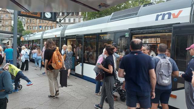 Bismarckplatz, vor der Straßenbahn