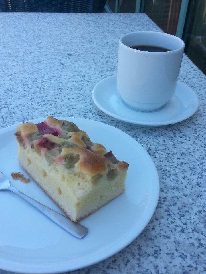 Stück Kuchen, Becher Kaffee 