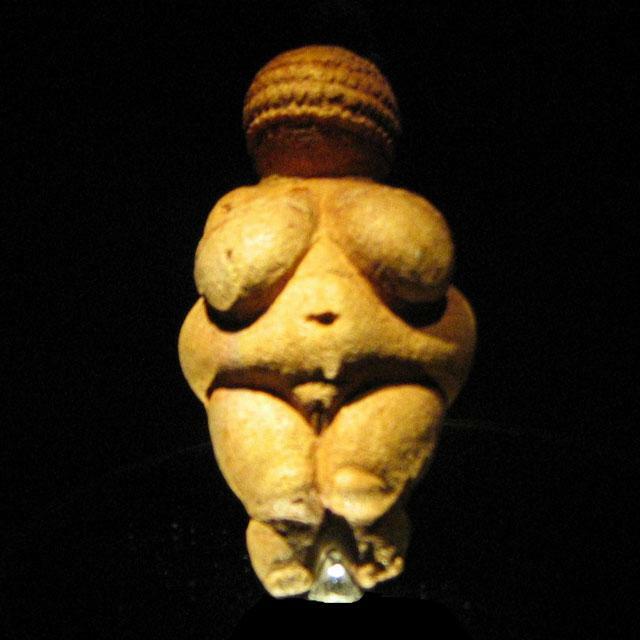 ausführliche Beschreibung der Venus von Willendorf auf Wikipedia: https://de.wikipedia.org/wiki/Venus_von_Willendorf ° 