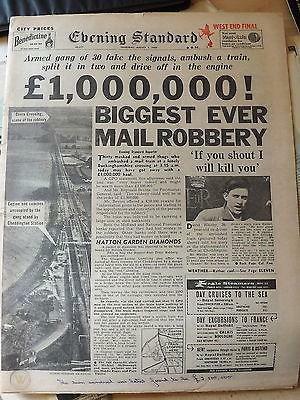 Evening Standard 
Armed gang of 30 fake the signals, ambush a train, split it in two and drive off in the engine 
£ 1,000,000 ! 
BIGGEST EVER 
MAIL ROBBERY 