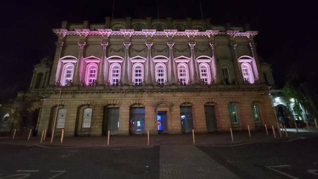 Nachtbild Heuston Station mit farbig beleuchteten Bildern, Dublin, Irland