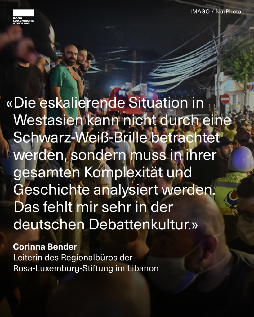 Foto eines Rettungseinsatzes in einem südlichen Vorort von Beirut, nachdem das isaelische Militär das Haus eines Kommandeurs der Hisbollah bombadiert hat. Dazu das Zitat: "Die eskalierende Situation in Westasien kann nicht durch eine Schwarz-Weiß-Brille betrachtet werden, sondern muss in ihrer gesamten Komplexität und Geschichte analysiert werden. Das fehlt mir sehr in der deutschen Debattenkultur. - Corinna Bender, Leiterin des Regionalbüros der Rosa-Luxemburg-Stiftung im Libanon."