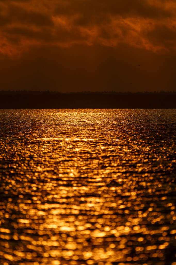 Goldener Schimmer über dem Meer