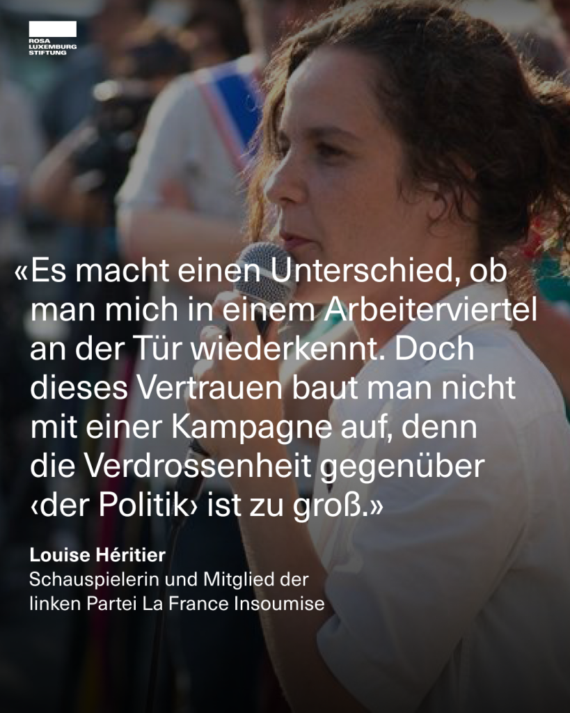 Ein Foto von Louise Héritier mit einem Mikrofon in der Hand. Dazu der Text: "Es macht einen Unterschied, ob man mich in einem Arbeiterviertel an der Tür wiederkennt. Doch dieses Vertrauen baut man nicht mit einer Kampagne auf, denn die Verdrossenheit gegenüber ‹der Politik› ist zu groß. - Louise Héritier, Schauspielerin und Mitglied der linken Partei La France Insoumise"