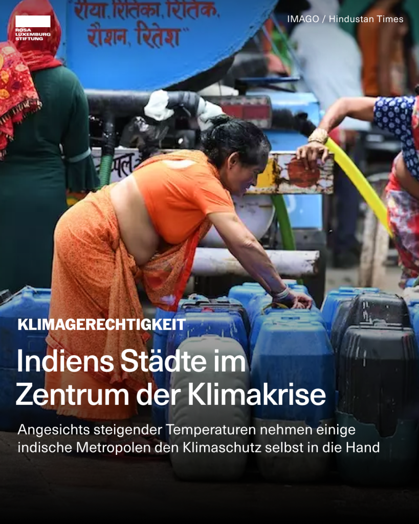 Foto: Menschen füllen Wasserbehälter aus einem Tankwagen auf während einer Wasserknappheit in Neu-Delhi, Indien. Dazu der Text: "Indiens Städte im Zentrum der Klimakrise 
Angesichts steigender Temperaturen nehmen einige indische Metropolen den Klimaschutz selbst in die Hand."