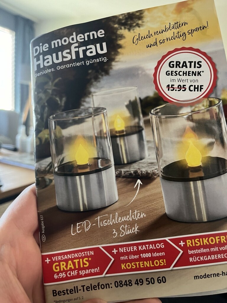 Titel der Infobroschüre Die moderne Hausfrau
Es wird ein Gratisgeschenk im Wert von nicht 15.95 CHF angekündigt.