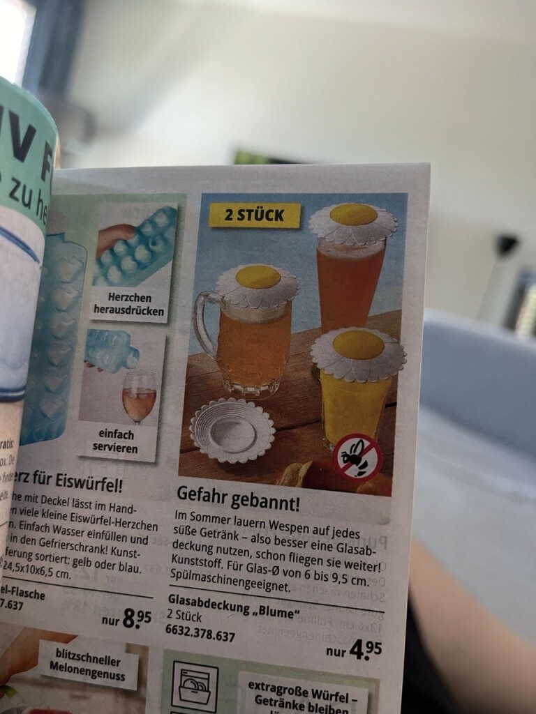 Wespenschutz für das Bier der modernen Hausfrau: Butterblume oder Spiegelei? Egal, Hauptsache Plastik.