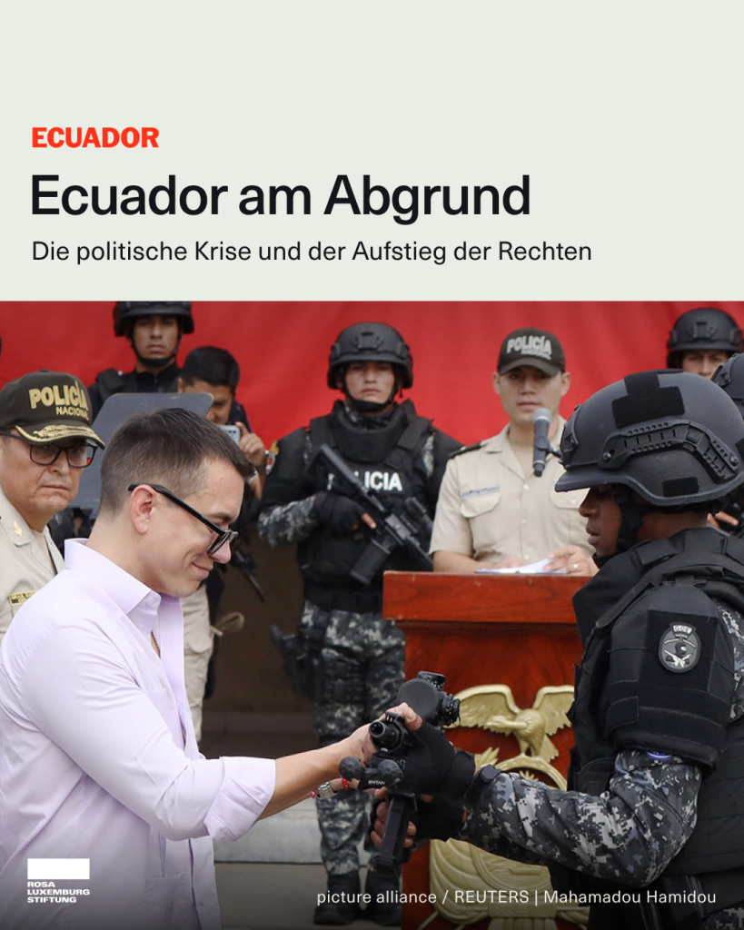 Foto: Ecuadors Präsident Daniel Noboa nutzt die Übergabe neuer Gewehre an eine Polizeieinheit für einen Auftritt. Dazu der Text: "Ecuador am Abgrund. Die politische Krise und der Aufstieg der Rechten."