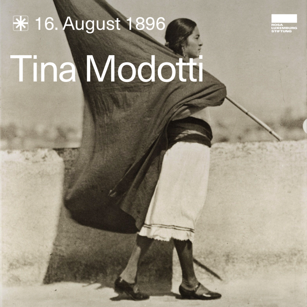 Ein ikonisches Foto von Tina Modotti mit einer Fahne in der Hand.