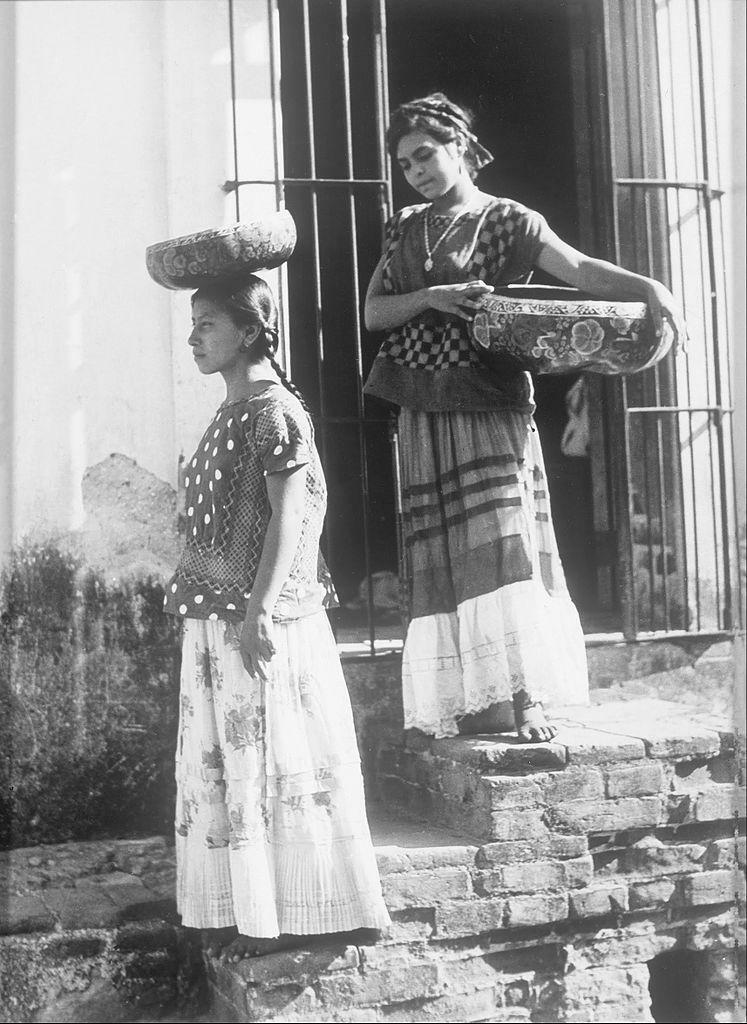 Two Women from Tehuantepec with Jicalpextle 
Foto Tina Modotti 1929 