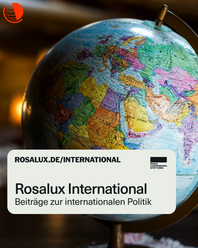 Foto von einem Globus mit dem Text: "Rosalux International. Beiträge zur internationalen Politik".