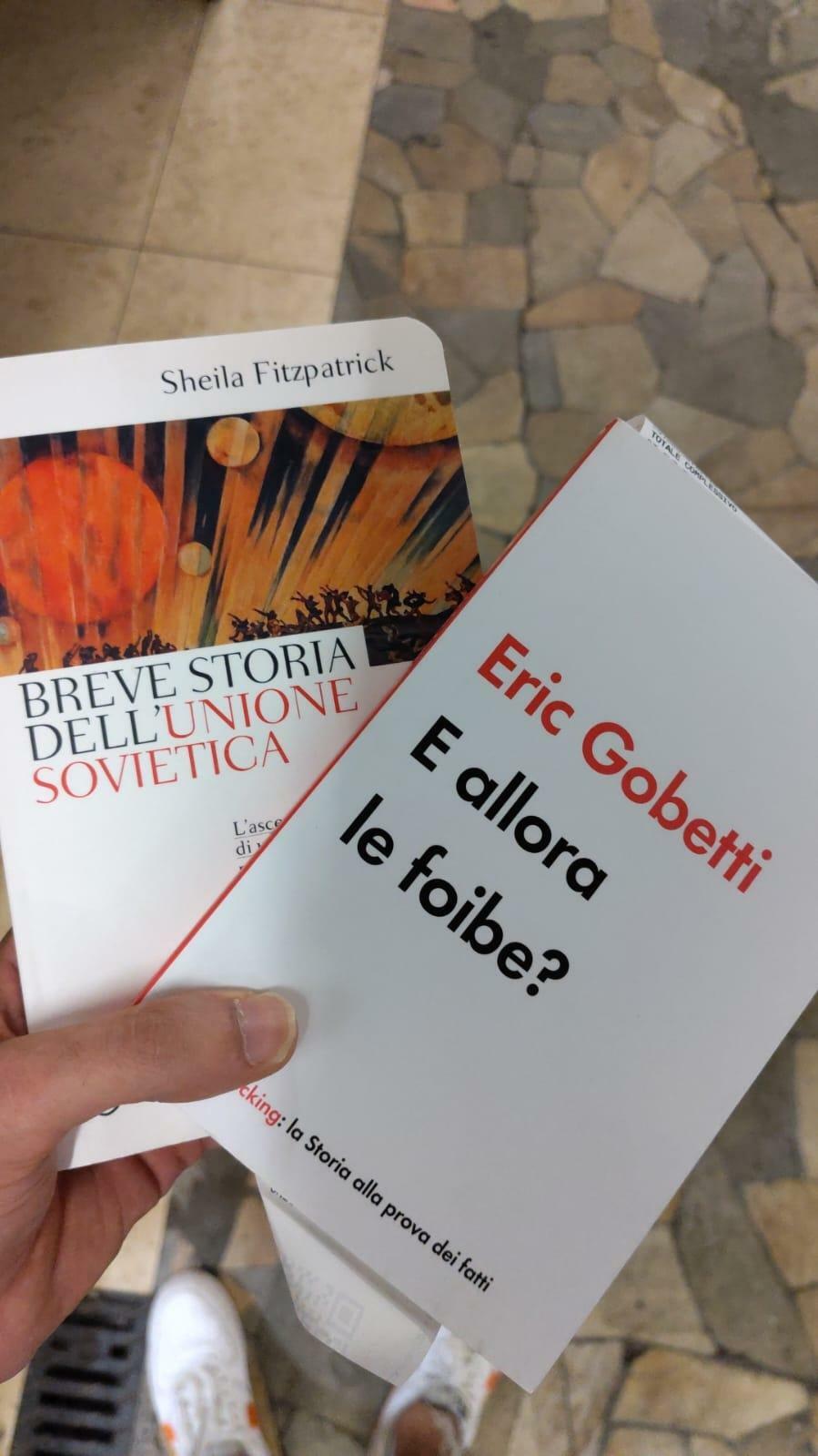 2 libri tenuti in mano libro 1 breve storia dell'Unione sovietica,libro 2 e allora le foibe?