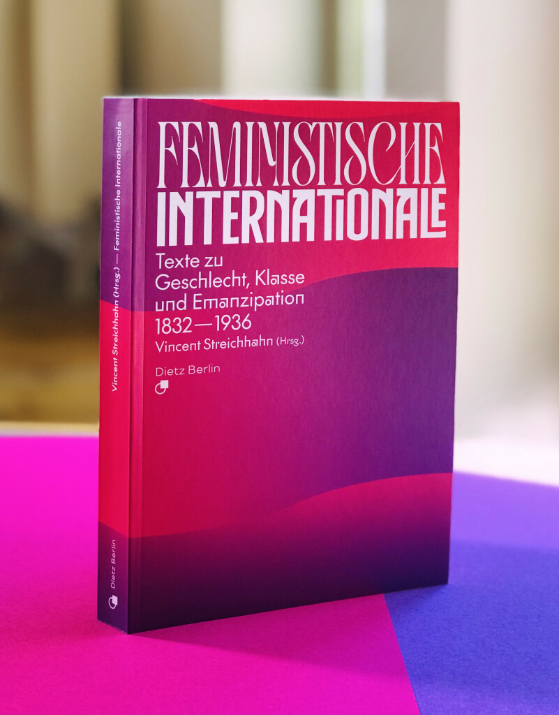 Unsere Neuerscheinung »Feministische Internationale. Texte zu Geschlecht, Klasse und Emanzipation 1832—1936«, herausgegeben von Vincent Streichhahn, steht leuchtend in Violett & Pink im Raum