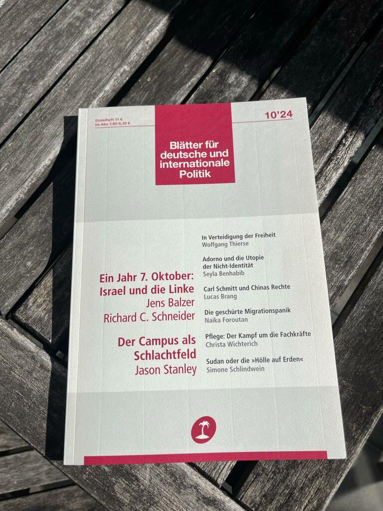 Die Oktober-Ausgabe der »Blätter« auf einem Holztisch. Aufmacher: »Ein Jahr 7. Oktober: Israel und die Linke«, Jens Balzer, Richard C. Schneider, »Der Campus als Schlachtfeld«, Jason Stanley