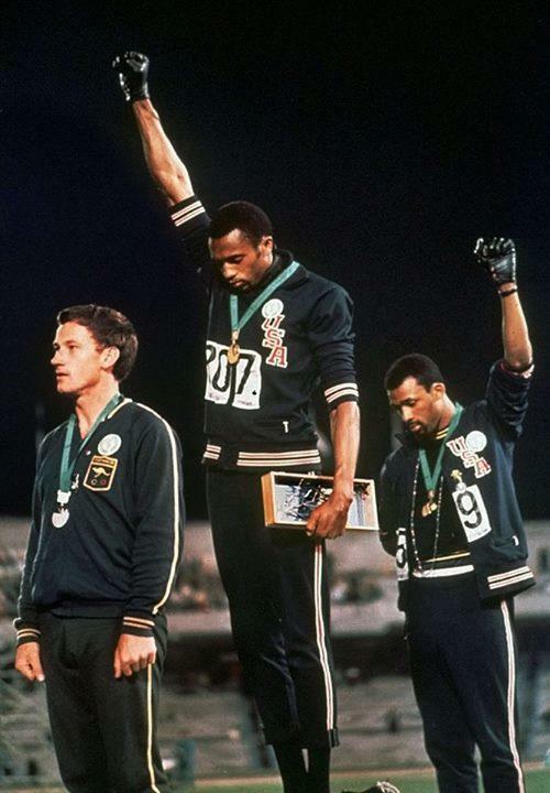 Tommie Smith und John Carlos zeigen den Black-Power-Salut, links Silbermedaillengewinner Peter Norman (Australien) 