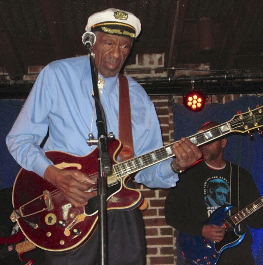 Chuck Berry drei Tage vor seinem 88. Geburtstag im Duck Room des Blueberry Hill auf der Bühne 