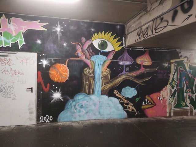 Graffiti (oder Wandbild) im Bahnhof Buckau in Magdeburg.