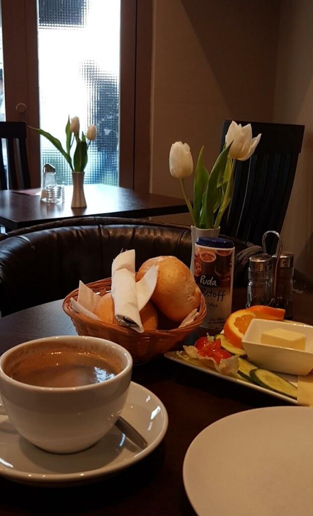 Frühstücksgedeck im Café Zeit 