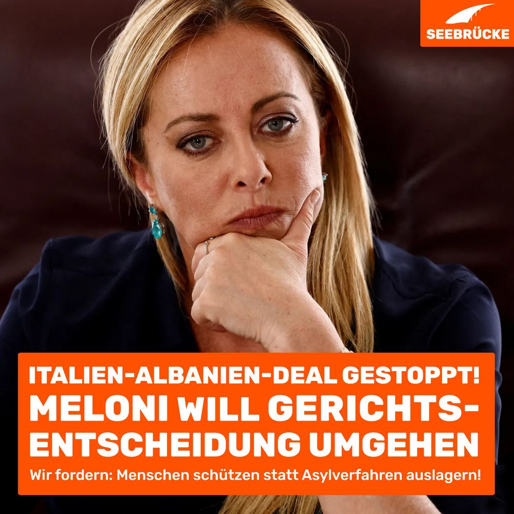 Foto von Giorgia Meloni. In einem orangen Kasten steht "Italien-Albanien-Deal gestoppt. Meloni will Gerichtsentscheidung umgehen. Wir fordern: Menschen schützen statt Asylverfahren auslagern!". In der rechten oberen Ecke ist das Seebrücke-Logo in weiß auf orange.