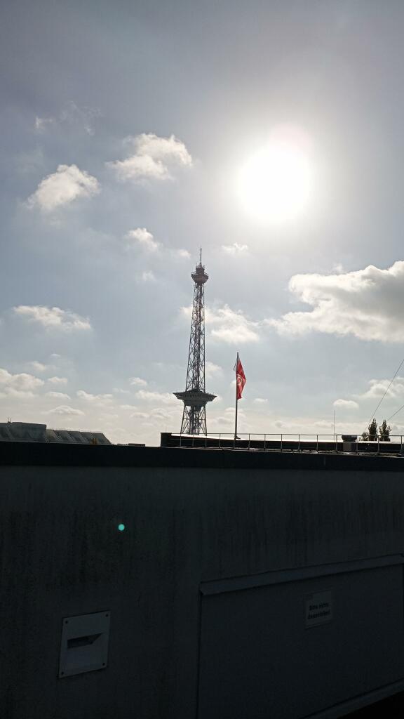 Süd Süd Östlicher Blick von Dachterrasse; Himmel heiter bis wolkig:
Berliner Funkturm 