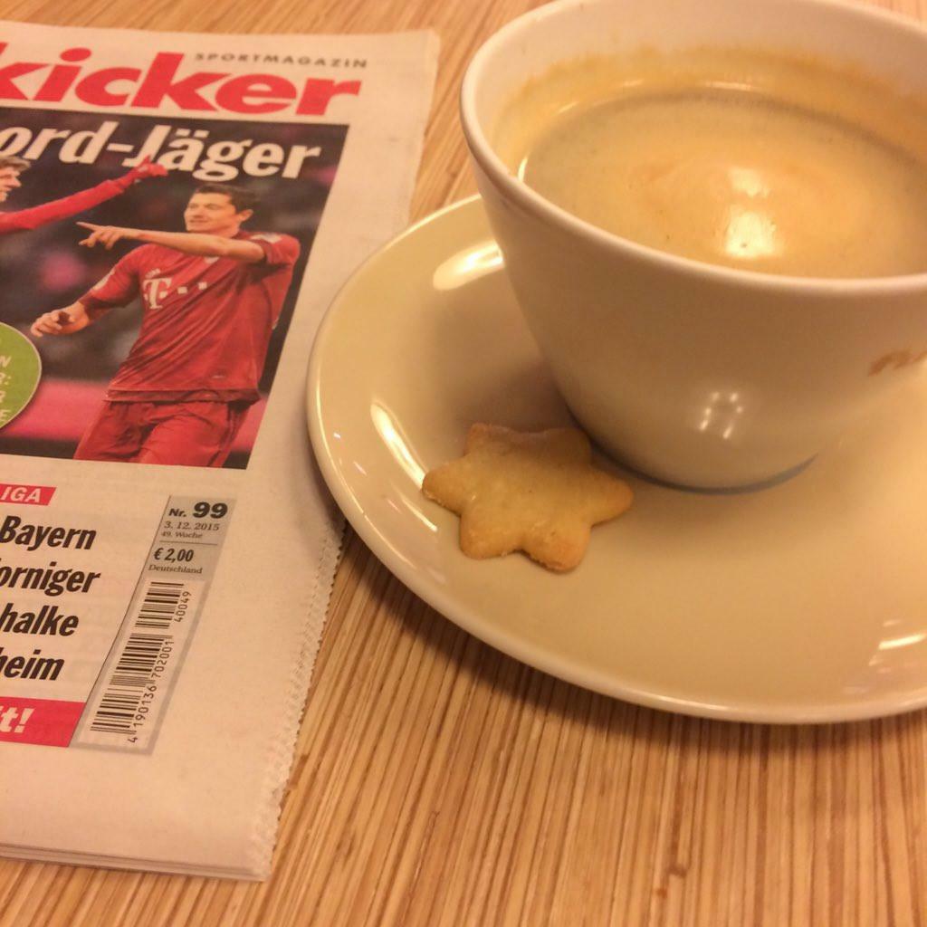 Tasse Kaffee und Kicker-Magazin 