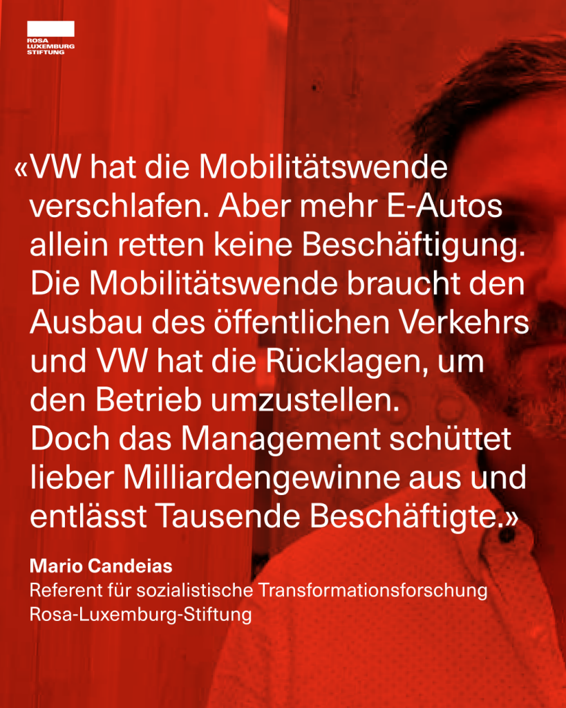 Sharepic mit dem Zitat: "VW hat die Mobilitätswende verschlafen. Aber mehr E-Autos allein retten keine Beschäftigung. Die Mobilitätswende braucht den Ausbau des öffentlichen Verkehrs und VW hat die Rücklagen, um den Betrieb umzustellen. Doch das Management schüttet lieber Milliardengewinne aus und entlässt Tausende Beschäftigte. - Mario Candeias, RLS"