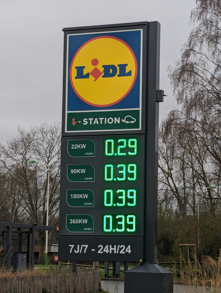 LIDL sign showing kWh prices for 22 kW charging (€0.29) and for 90, 180 and 360 kW (all €0.39)