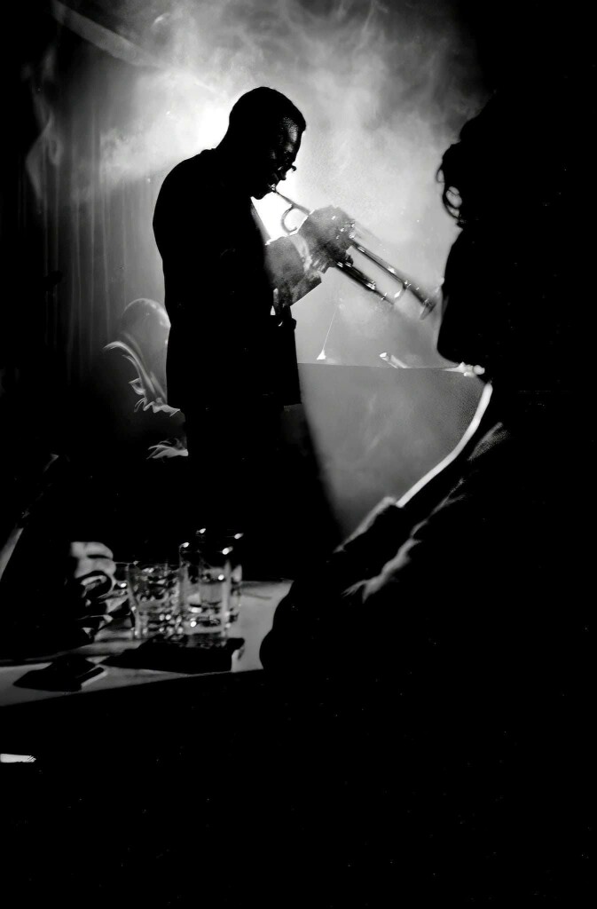 Miles Davis At Birdland (1951) by Dennis Stock.

#36Frames #MilesDavis #DennisStock