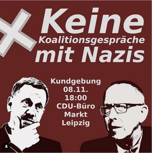 Das Bild ist ein Poster mit einem dunkelroten Hintergrund. In der Mitte steht in großen, weißen Buchstaben „Keine Koalitionsgespräche mit Nazis“. Ein großes, weißes X ist links daneben abgebildet. Unter dem Text steht die Ankündigung „Kundgebung 08.11. 18:00 CDU-Büro Markt Leipzig“. Links und rechts des Textes sind stilisierte Schwarz-Weiß-Porträts von Kretschmer (links) und Urban (rechts) abgebildet. Kretschmer hat einen nachdenklichen Ausdruck und die Hand am Kinn. Urban trägt eine Brille.