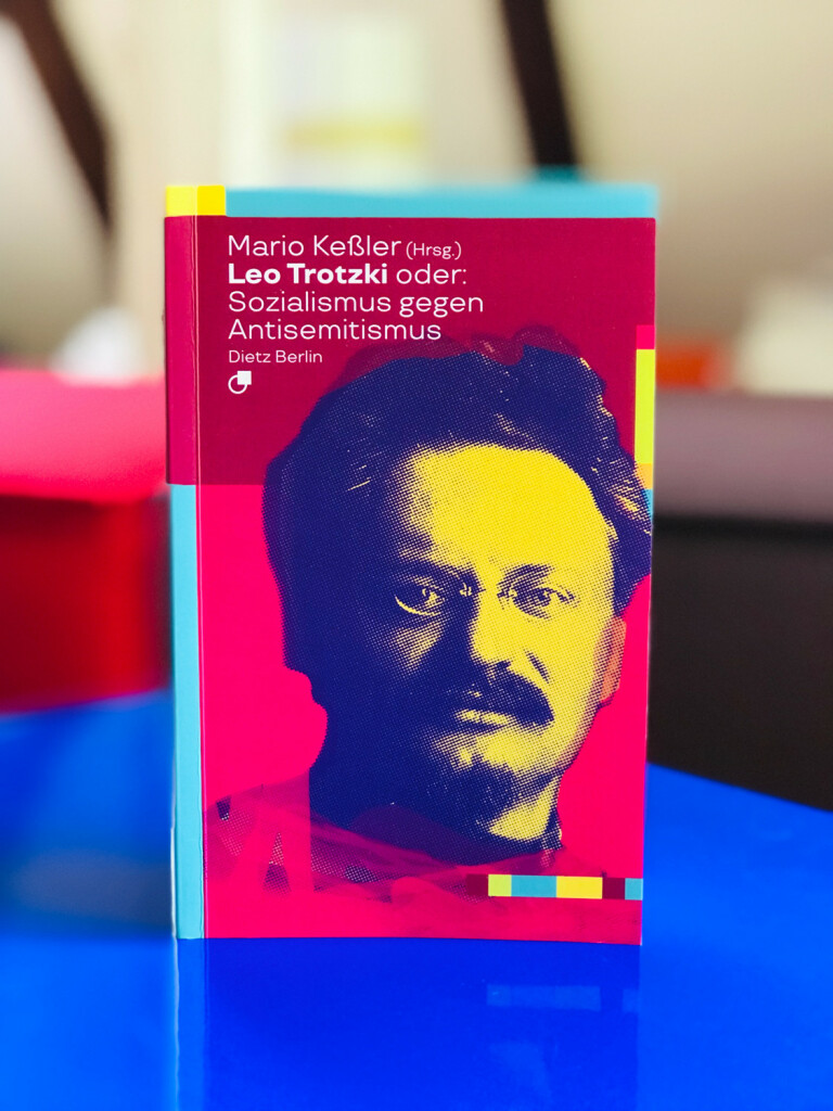 Buch im Raum fotografiert: »Leo Trotzki oder: Sozialismus gegen Antisemitismus«, herausgegeben von Mario Keßler