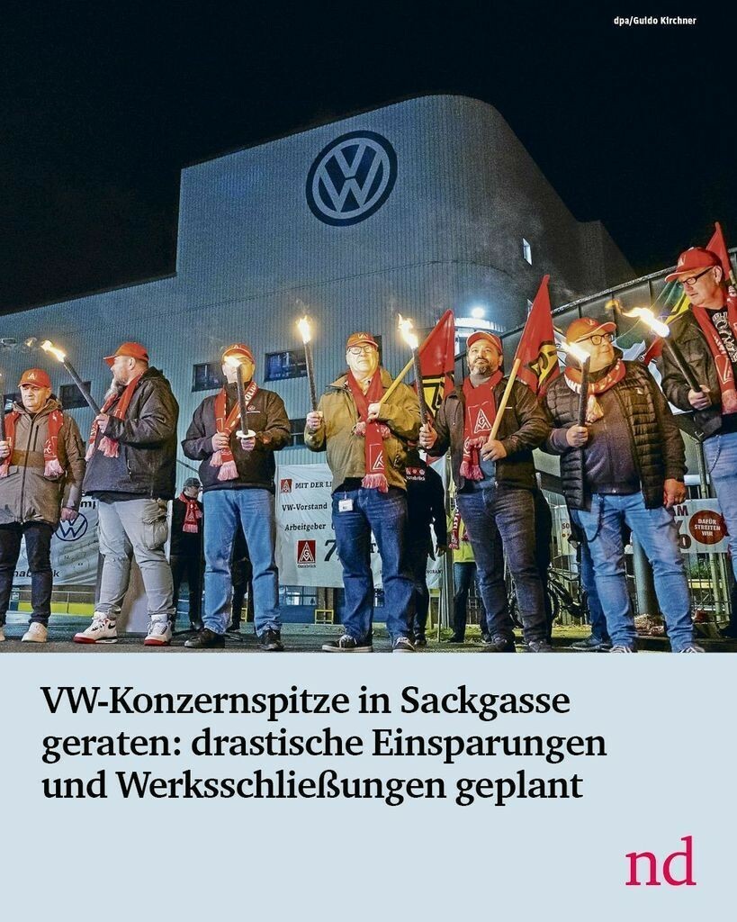 Gewerkschaftsmitglieder demonstrieren vor einem VW-Werk: VW-Konzernspitze in Sackgasse geraten: drastische Einsparungen und Werksschließungen geplant