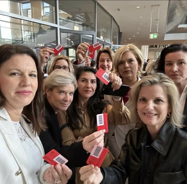 Abgeordnete der CDU/CSU-Fraktion in der Lobby vor dem Plenarsaal. Sie sie alle halten ihre roten Stimmkärtchen im praktischen Scheckkartenformat hoch, mit denen sie gegen das CanG stimmen wollen.